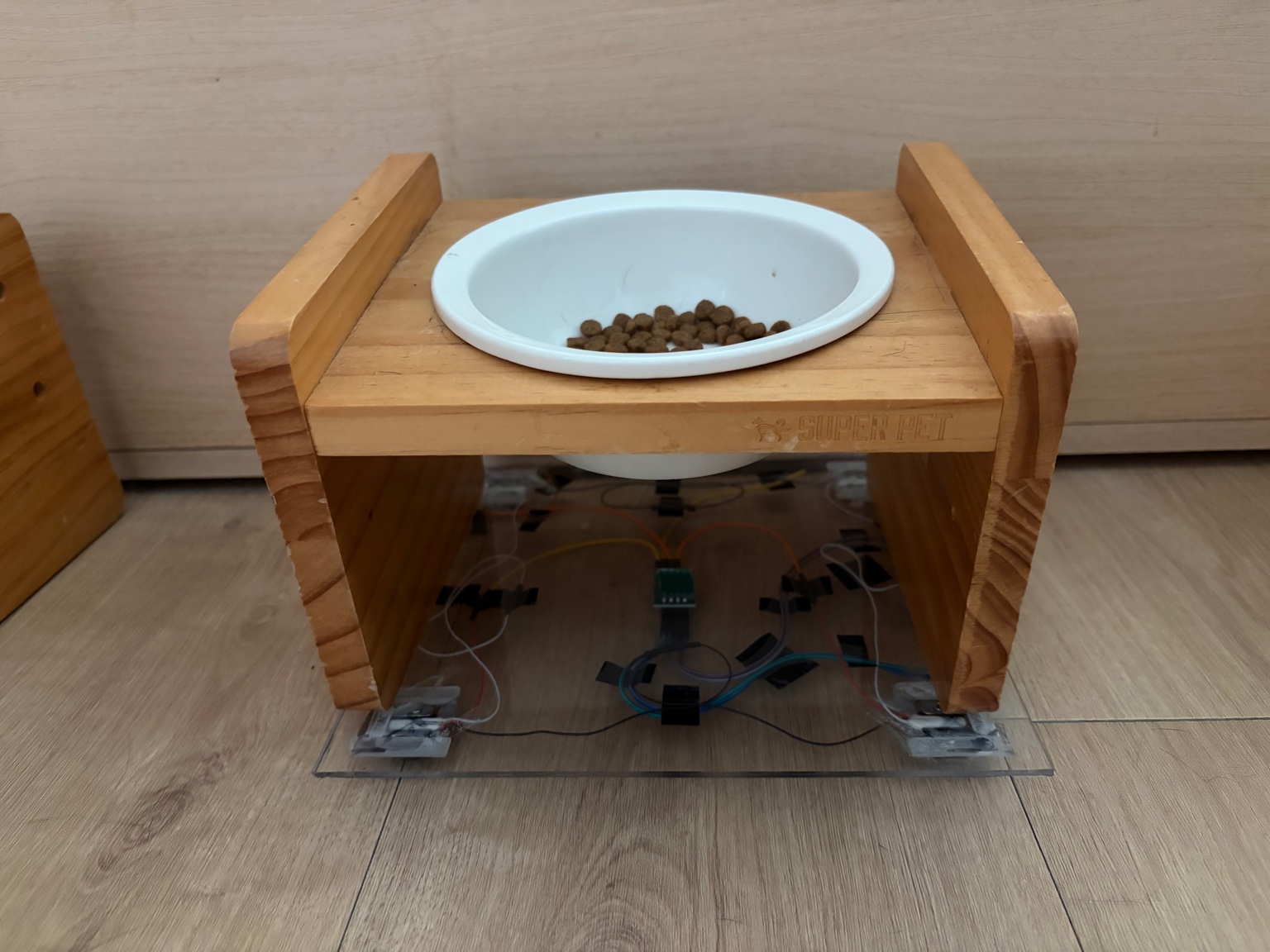 Food and water pad prototype under a bowl stand